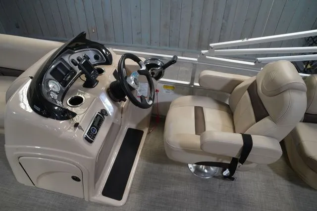 Slide: The Image of Sun Tracker Party Barge 22 DLX 2017 - 16