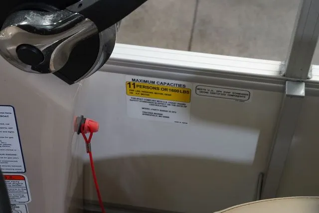 Slide: The Image of Sun Tracker Party Barge 22 DLX 2017 - 17