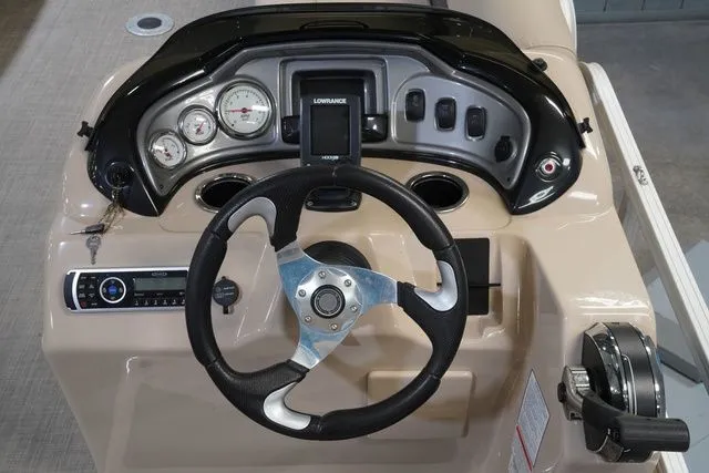 Slide: The Image of Sun Tracker Party Barge 22 DLX 2017 - 18