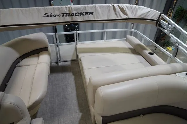 Slide: The Image of Sun Tracker Party Barge 22 DLX 2017 - 19