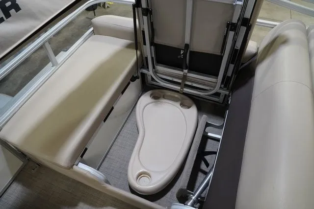 Slide: The Image of Sun Tracker Party Barge 22 DLX 2017 - 20