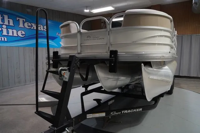 Slide: The Image of Sun Tracker Party Barge 22 DLX 2017 - 4