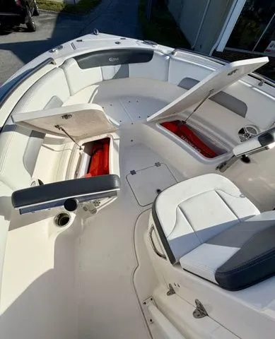 Slide: The Image of Robalo R222 Explorer 2019 - 10