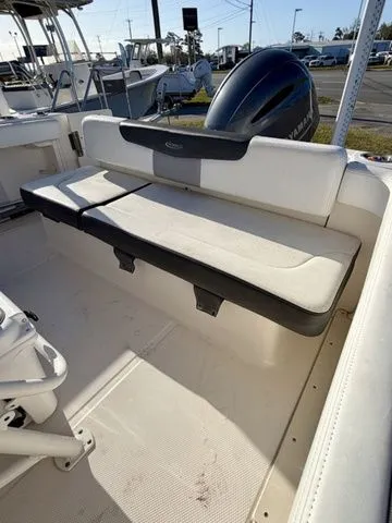 Slide: The Image of Robalo R222 Explorer 2019 - 4
