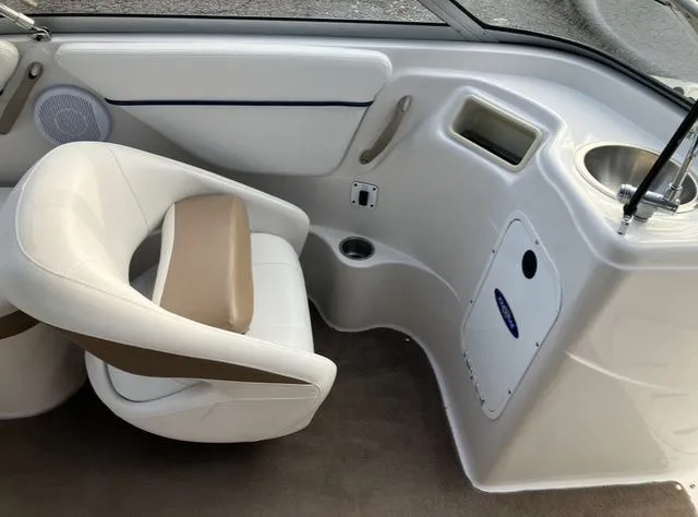 Slide: The Image of Four Winns F204 2007 - 14