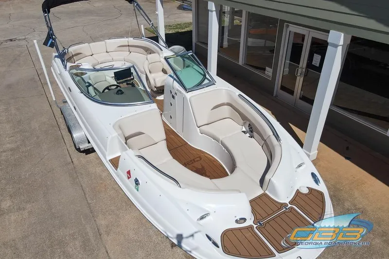 Slide: The Image of 2006 Chaparral Sunesta 274 boat with spacious seating and elegant design. - 25