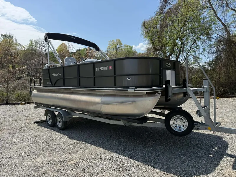 The Image of Bentley Pontoons Legacy 200 Fish 2023 - 1