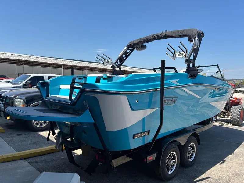 Slide: The Image of Heyday Wake Boats H22 2026 - 10