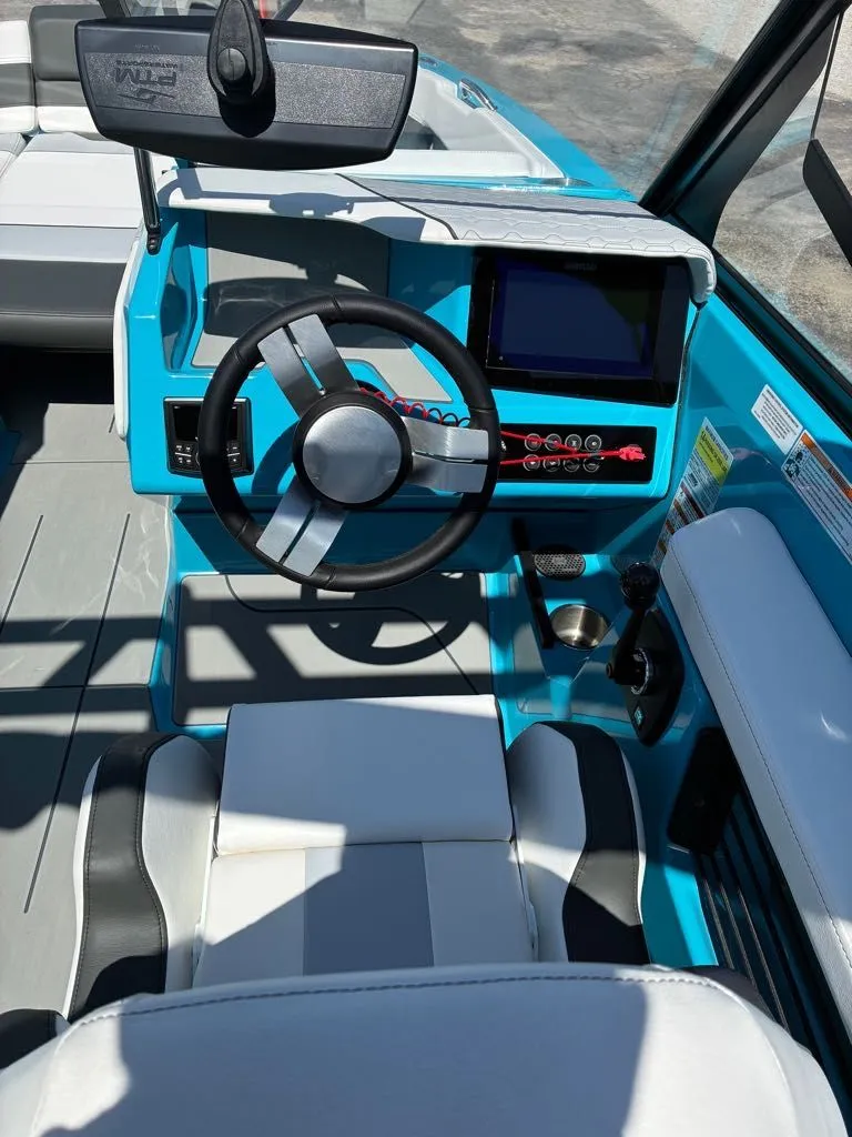 Slide: The Image of Heyday Wake Boats H22 2026 - 12