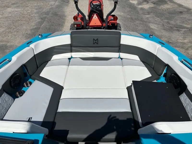 Slide: The Image of Heyday Wake Boats H22 2026 - 13