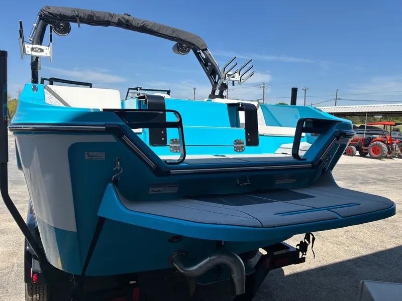 Slide: The Image of Heyday Wake Boats H22 2026 - 14