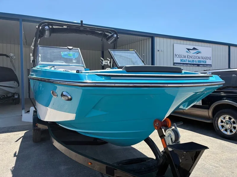 Slide: The Image of Heyday Wake Boats H22 2026 - 4