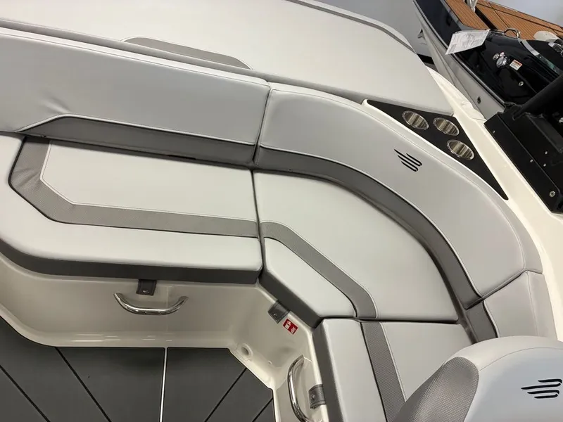 Slide: The Image of Bayliner V20i 2026 - 12