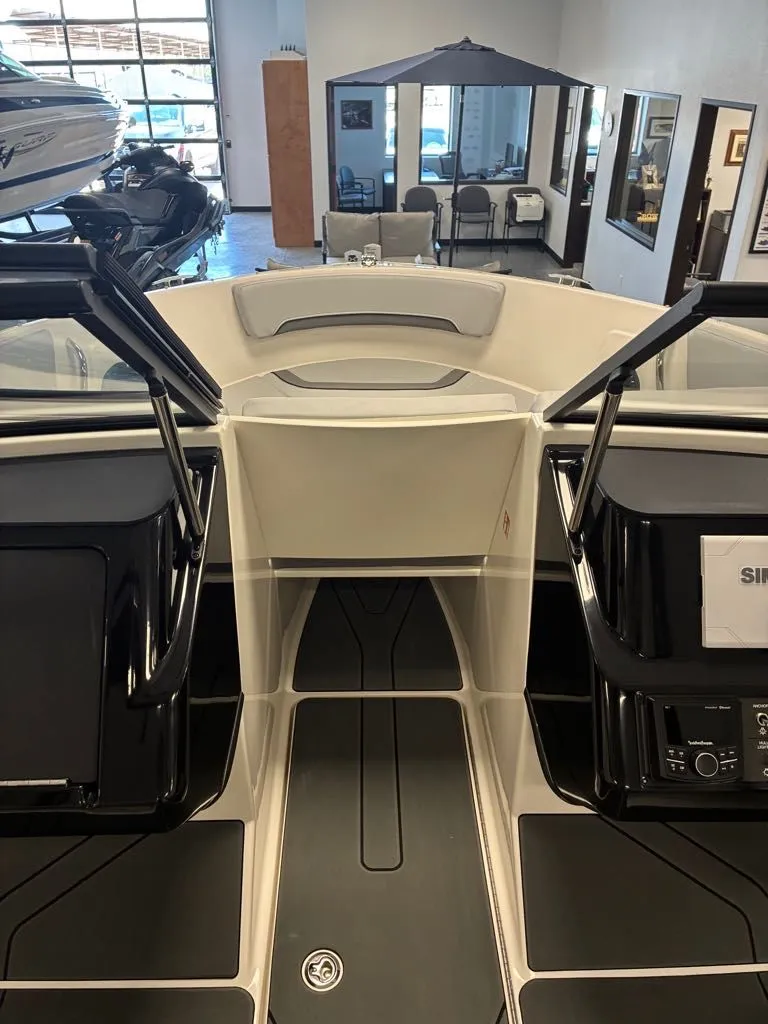 Slide: The Image of Bayliner V20i 2026 - 15