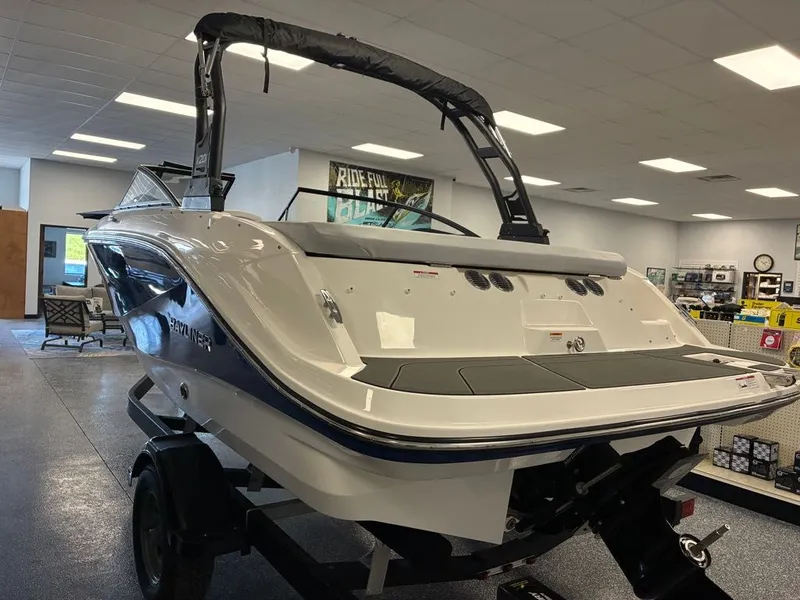 Slide: The Image of Bayliner V20i 2026 - 8