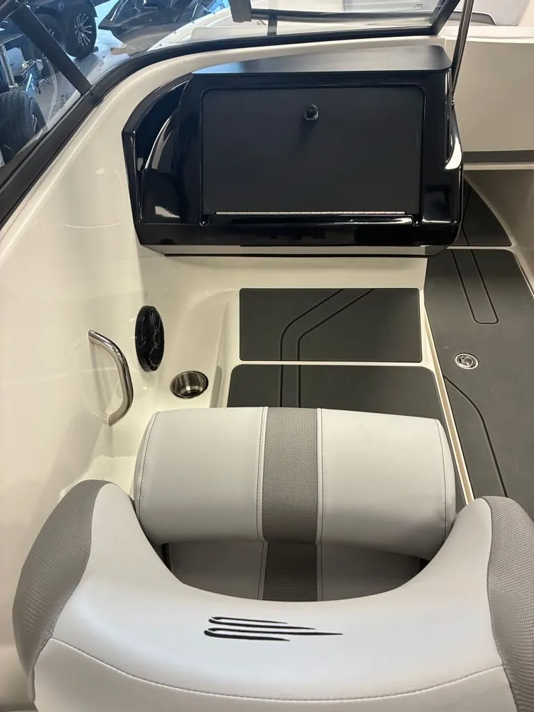 Slide: The Image of Bayliner V20i 2026 - 9