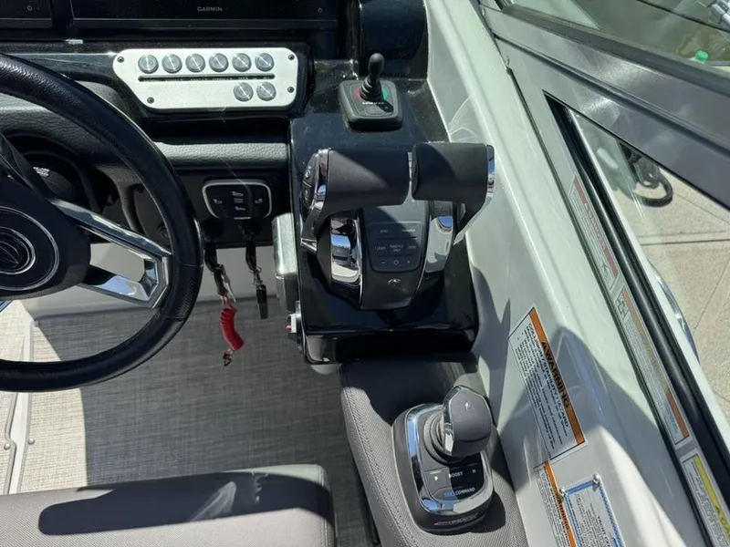 Slide: The Image of Crownline Boats 318 XSS 2026 - 27