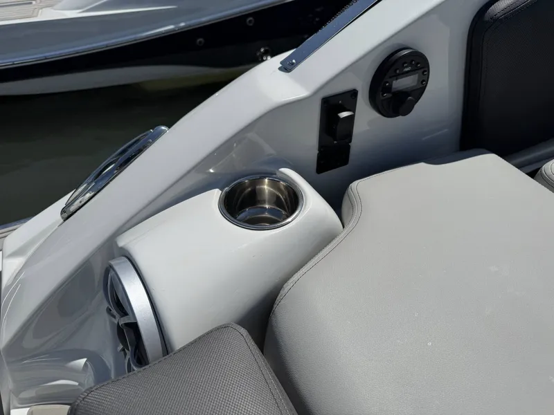 Slide: The Image of Crownline Boats 318 XSS 2026 - 32