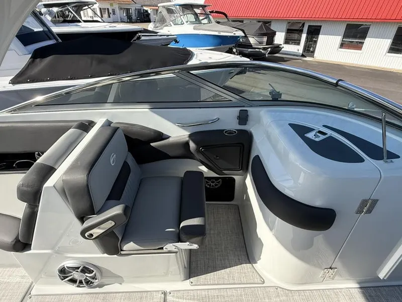 Slide: The Image of Crownline Boats 318 XSS 2026 - 5