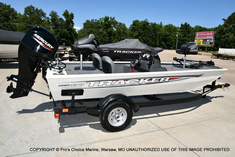 Slide: The Image of Tracker Pro 170 2026 - 16