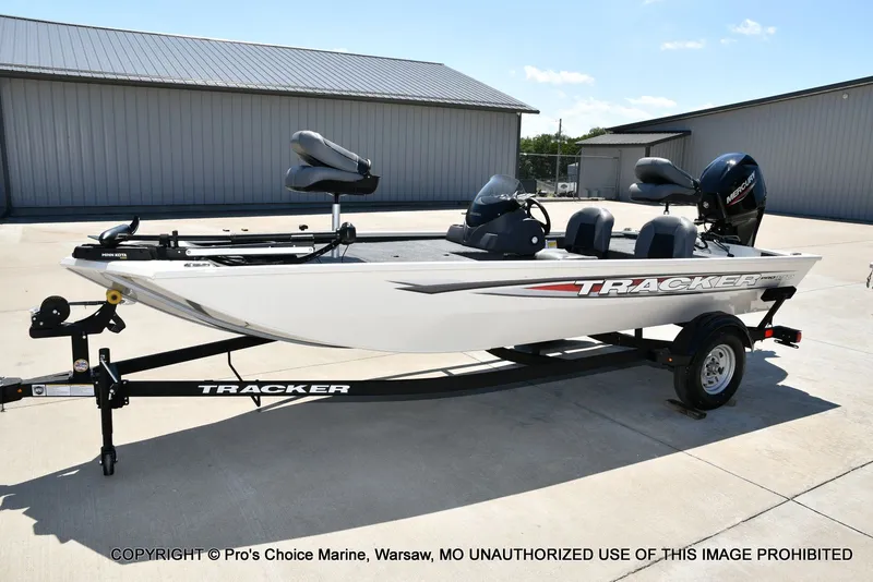 Slide: The Image of Tracker Pro 170 2026 - 22