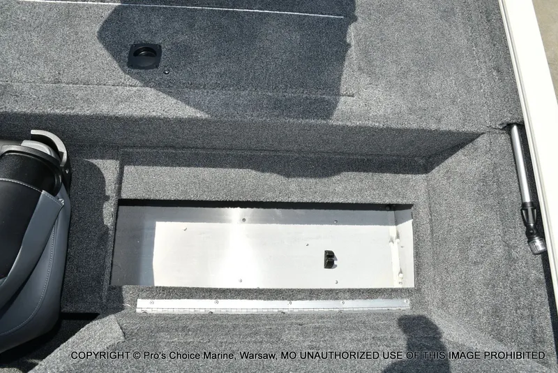 Slide: The Image of Tracker Pro 170 2026 - 60