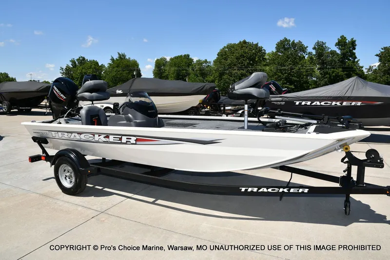 Slide: The Image of Tracker Pro 170 2026 - 70