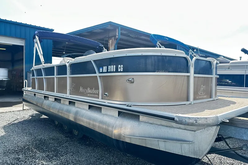 The Image of 2014 Misty Harbor 2286 Pontoon Salt Water Series boat parked outside a blue building. - 0