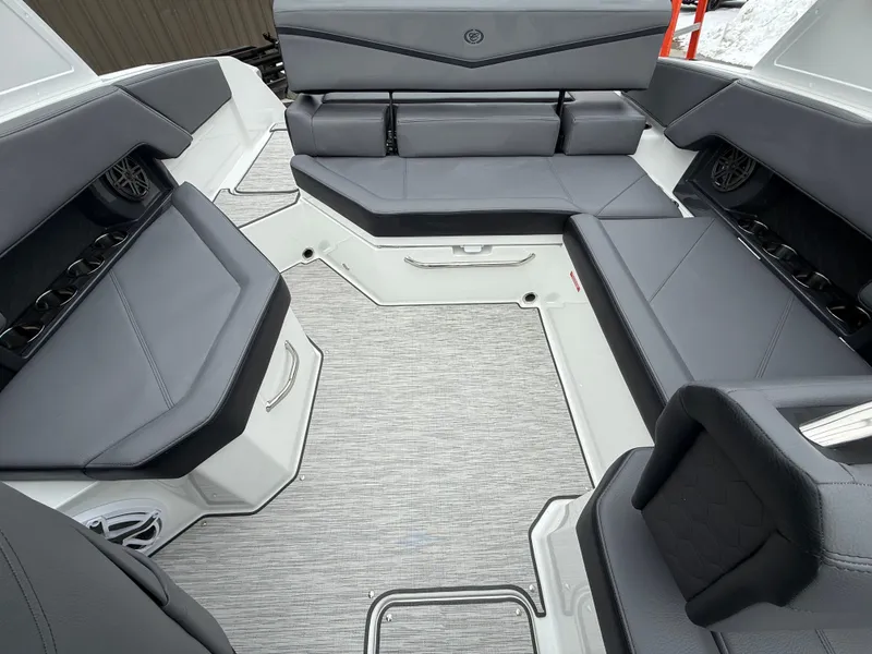 Slide: The Image of Cobalt R4 Surf 2026 - 1130