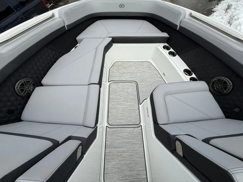 Slide: The Image of Cobalt R8 2026 - 1095