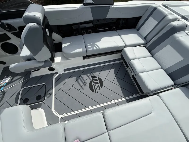 Slide: The Image of Malibu Wakesetter 23 LSV 2026 - 1091
