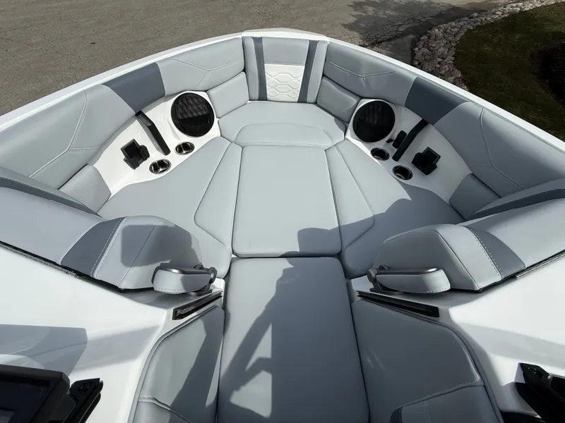 Slide: The Image of Malibu Wakesetter 23 LSV 2026 - 1099