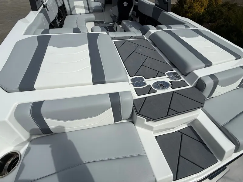 Slide: The Image of Malibu Wakesetter 23 LSV 2026 - 1154