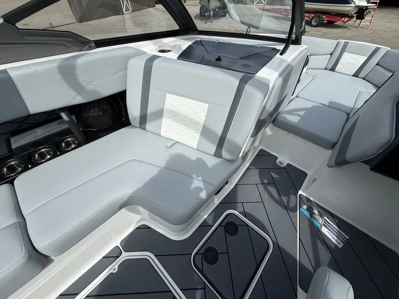 Slide: The Image of Malibu Wakesetter 23 LSV 2026 - 1160