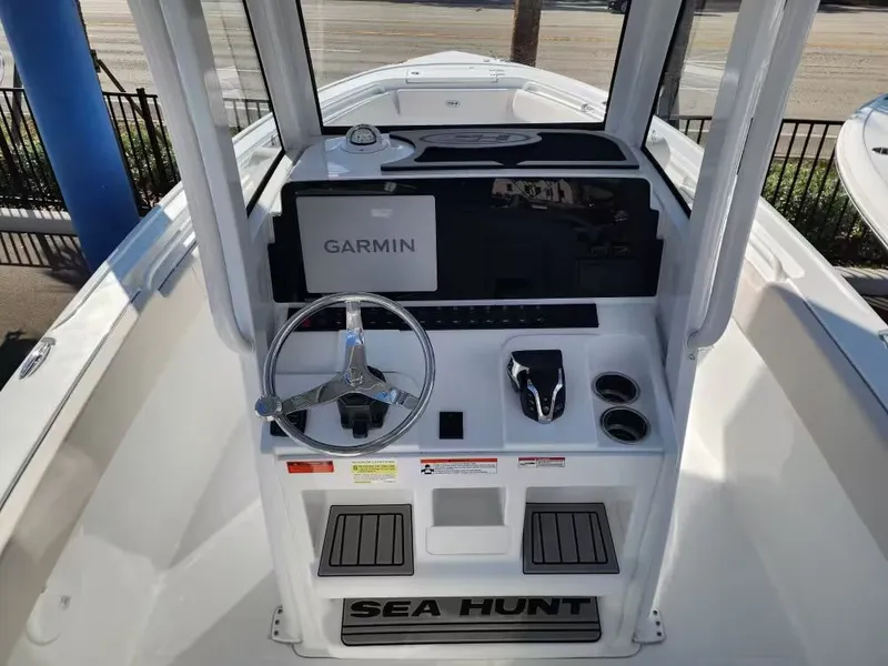 Slide: The Image of Sea Hunt Ultra 245 SE 2026 - 10