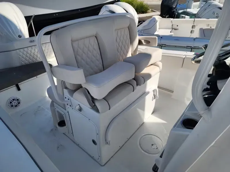 Slide: The Image of Sea Hunt Ultra 245 SE 2026 - 8