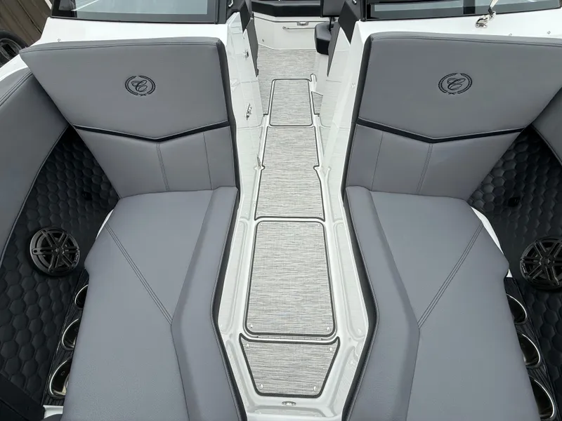 Slide: The Image of Cobalt R4 Surf 2026 - 1009