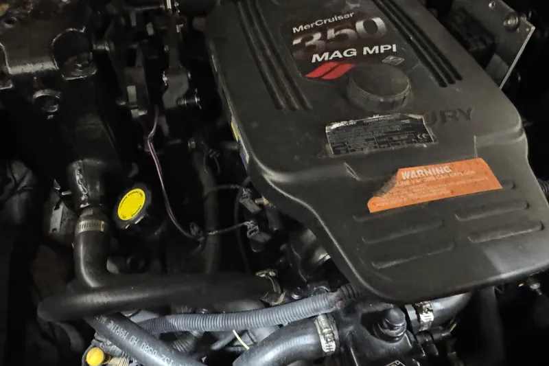 Slide: The Image of Engine of 2006 Rinker Fiesta Vee 250 with MerCruiser 350 MAG MPI. - 17