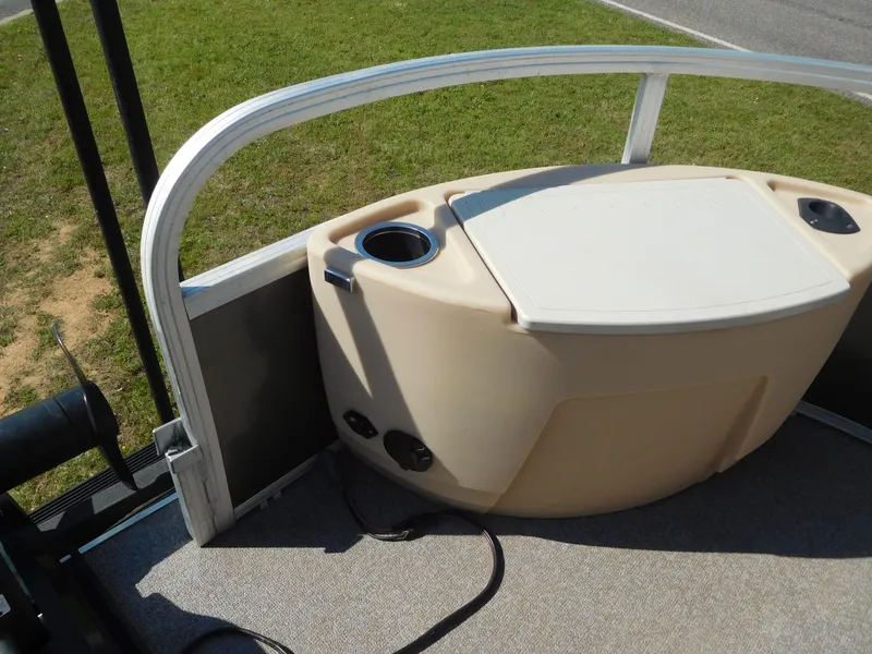 Slide: The Image of Sun Tracker 22 DLX Fishing Barge 2017 - 10