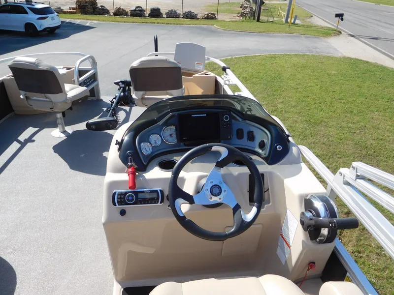 Slide: The Image of Sun Tracker 22 DLX Fishing Barge 2017 - 14