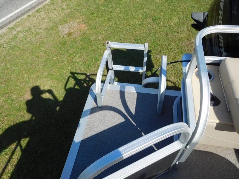 Slide: The Image of Sun Tracker 22 DLX Fishing Barge 2017 - 20