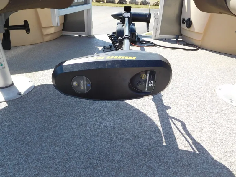 Slide: The Image of Sun Tracker 22 DLX Fishing Barge 2017 - 9