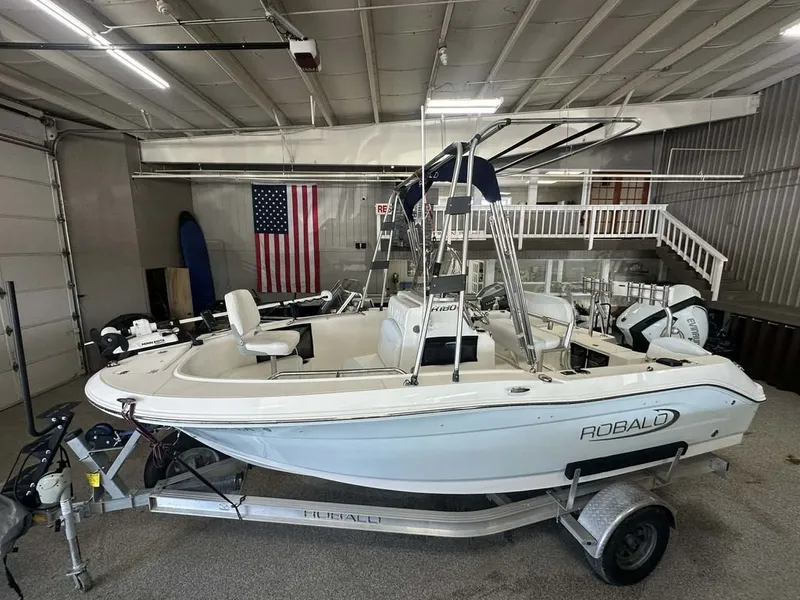 The Image of Robalo R180 Center Console 2019 - 1