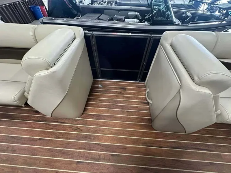 Slide: The Image of Crest Crest III 23 Foot 230 SL 2014 - 10