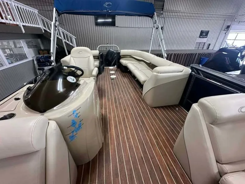 Slide: The Image of Crest Crest III 23 Foot 230 SL 2014 - 7