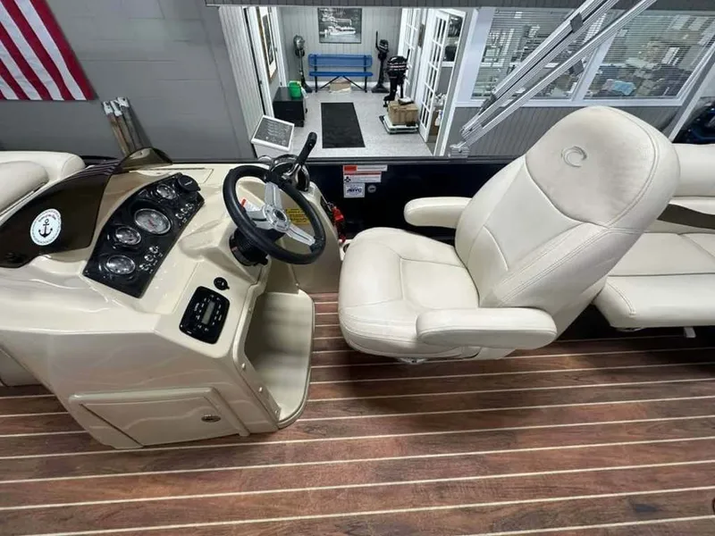 Slide: The Image of Crest Crest III 23 Foot 230 SL 2014 - 9