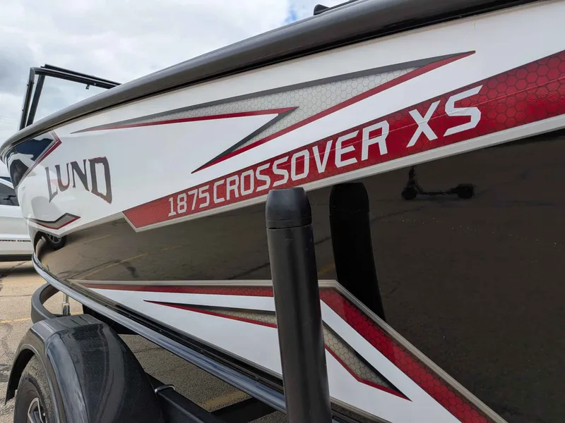 Slide: The Image of Lund 1875 Crossover XS boat, 2026 model, close-up view. - 17