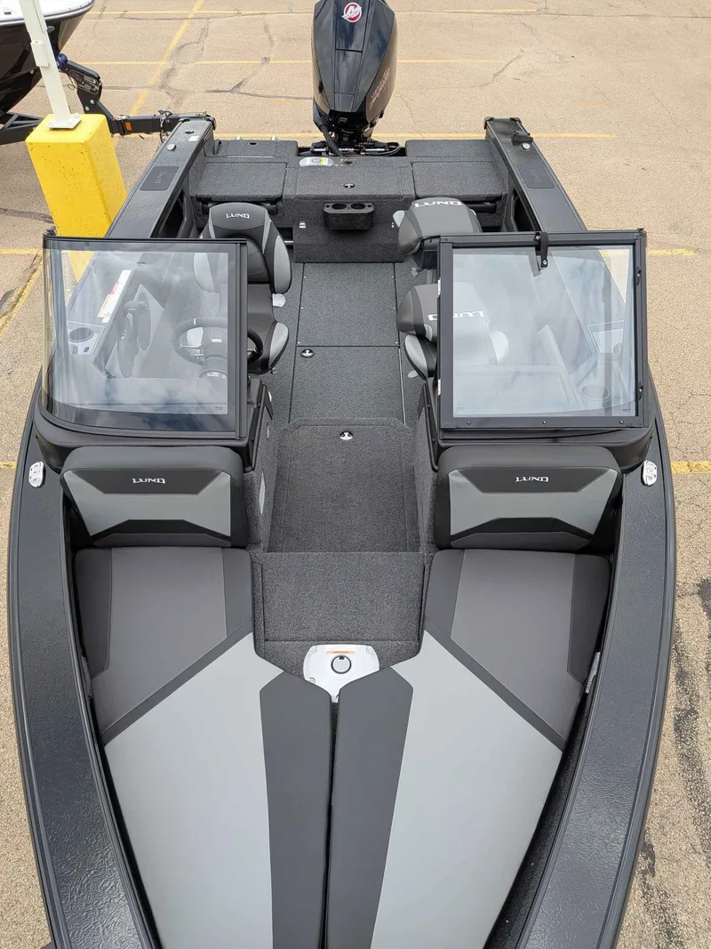 Slide: The Image of Lund 1875CROSSOVERXS 2026 boat with open cockpit and dual seating. - 6