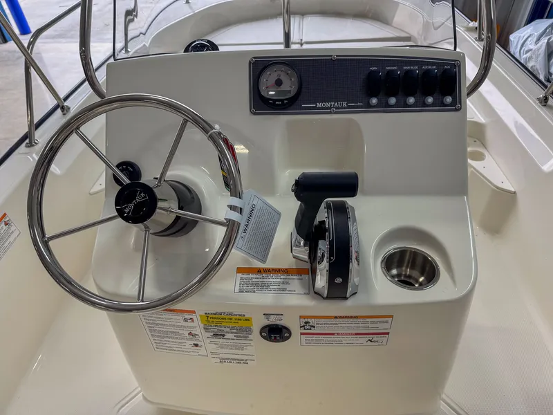 Slide: The Image of Boston Whaler 17 Montauk 2026 - 10