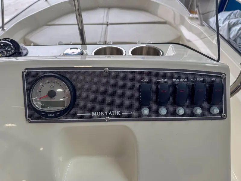 Slide: The Image of Boston Whaler 17 Montauk 2026 - 11